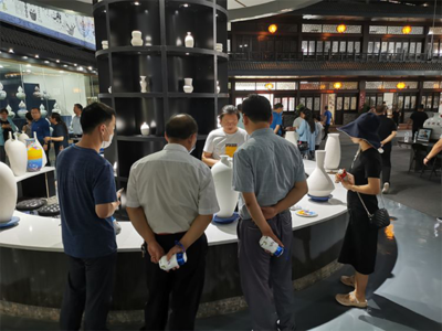 区融媒体中心到绣惠街道开展主题党日活动