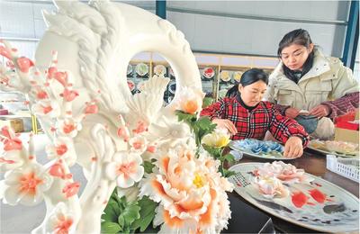 山东菏泽:牡丹文创融入生活